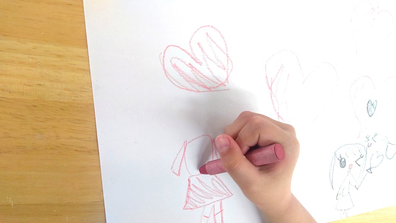 力を入れて描くと、先がつぶれてしまいますが、小学生が力を込めて描いても折れず、安心の耐久性でした。力を入れて描くと、先がつぶれてしまいますが、小学生が力を込めて描いても折れず、安心の耐久性でした。