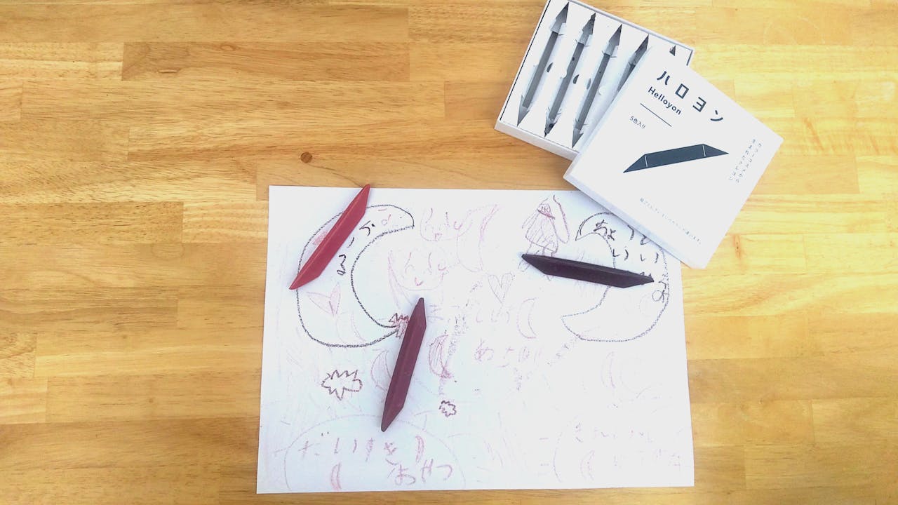 力を入れて描くと、先がつぶれます。小学生が思いっきり力を入れると折れたので、少し柔らかめの素材のようです。