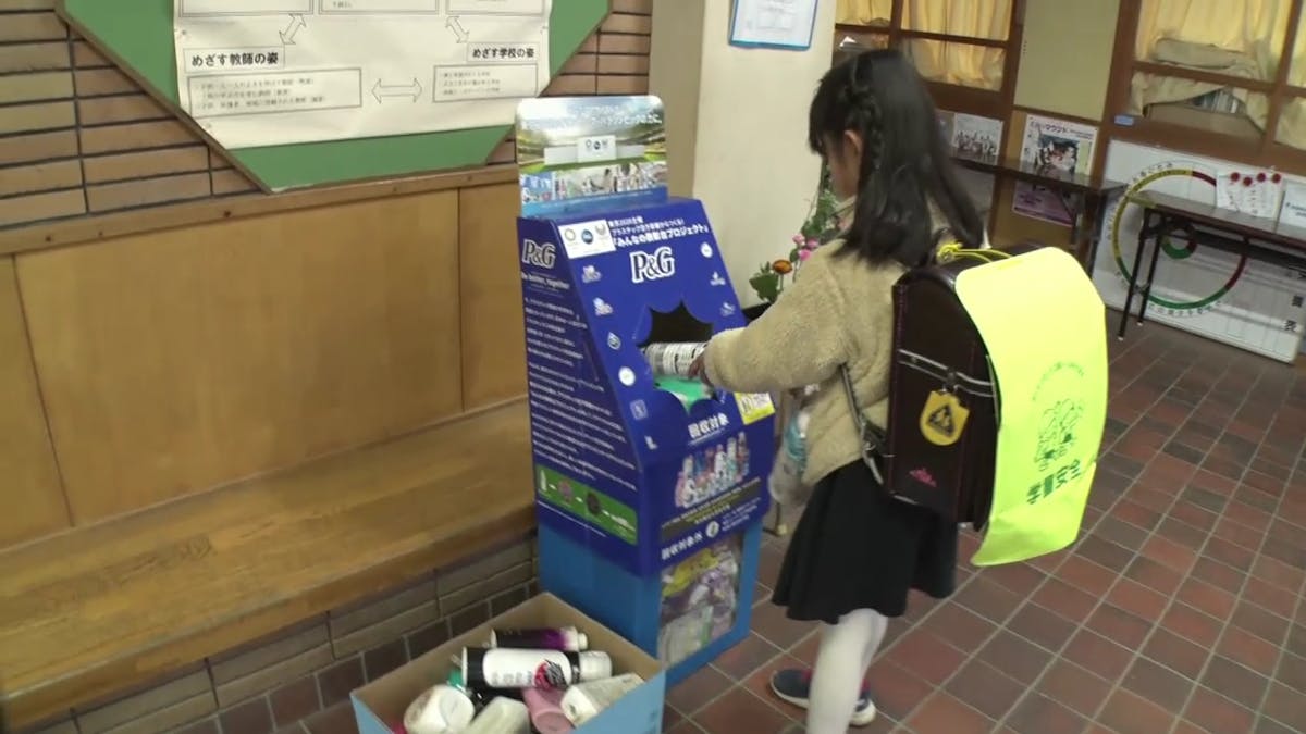 学校でのプラスチック容器回収の様子